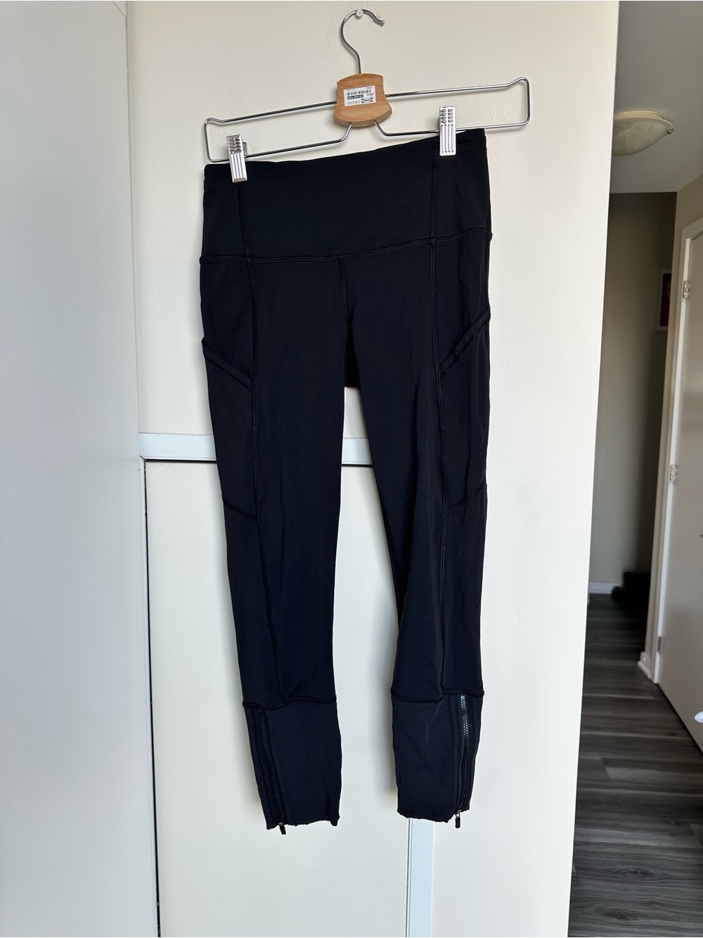 Lululemon Black Inspire Crop Leggings with Ankle Zippers and Side Pockets Sz 4 - Picture 3 of 11